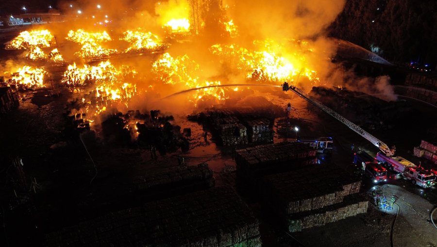 Voraz incendio con riesgo de propagación afecta a papelera en Puente Alto