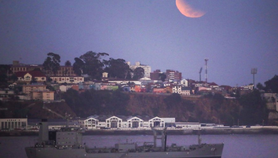 La “Luna de sangre” tiñó el cielo: eclipse lunar total se vio parcialmente en el país y en plenitud en Isla de Pascua