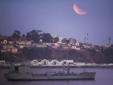 La “Luna de sangre” tiñó el cielo: eclipse lunar total se vio parcialmente en el país y en plenitud en Isla de Pascua
