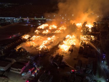 Incendio en la papelera de Puente Alto se mantiene activo, aunque contenido