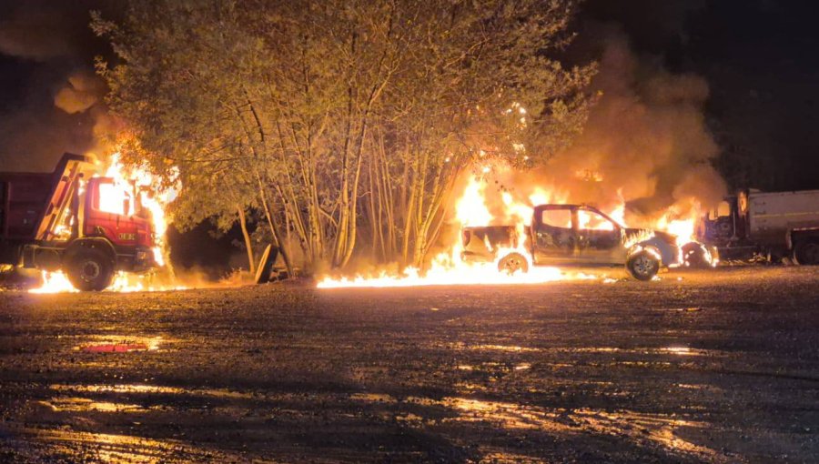 Nuevo ataque incendiario golpea La Araucanía: queman maquinaria forestal y dejan mensaje alusivo a la causa mapuche