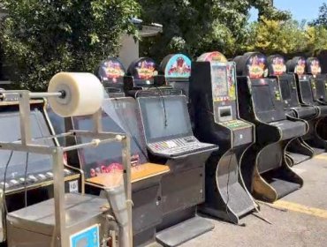 Desbaratan casino clandestino en La Pintana: incautan municiones y 36 tragamonedas y detienen a su dueño