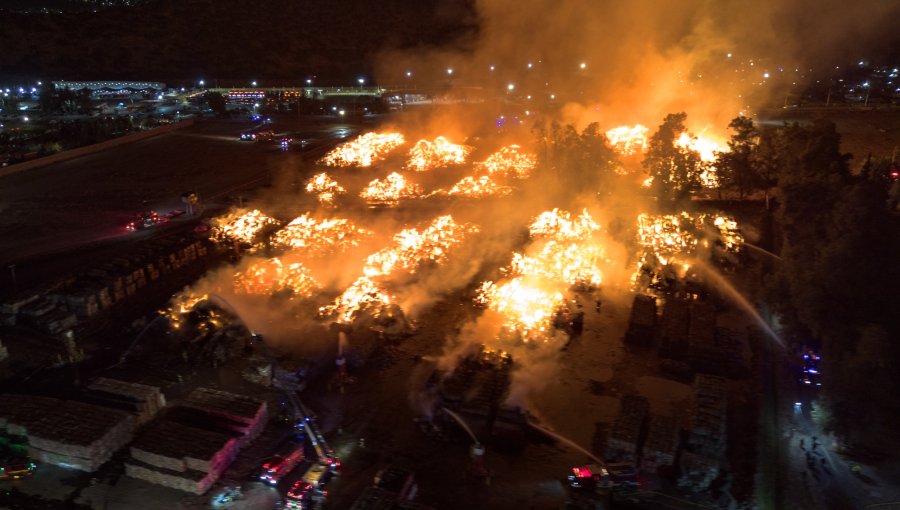 Incendio en la papelera de Puente Alto se mantiene activo, aunque contenido