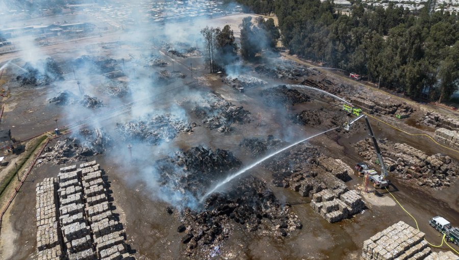 Incendio en planta de CMPC en Puente Alto está contenido: más de 100 bomberos siguen trabajando en la zona