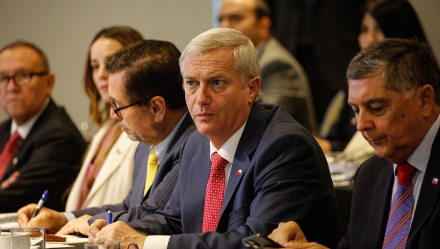 Presidente electo José Antonio Kast encabeza reunión con ministros y subsecretarios y tensiona traspaso con el Gobierno