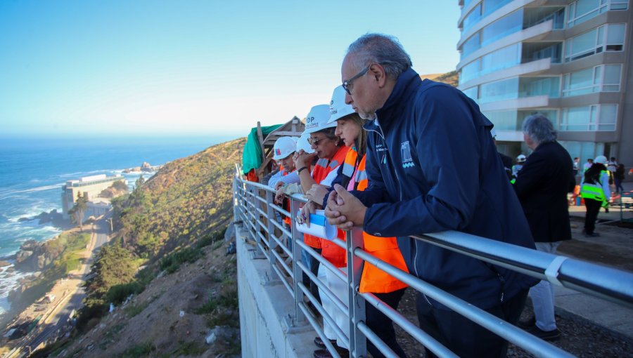 Ministra Jessica López inspecciona millonaria obra en Reñaca tras socavón que golpeó a edificios
