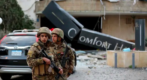 Irán intensifica su ofensiva: lanza drones contra base de EE.UU. en Kuwait y afirma haber atacado el aeropuerto Ben Gurión