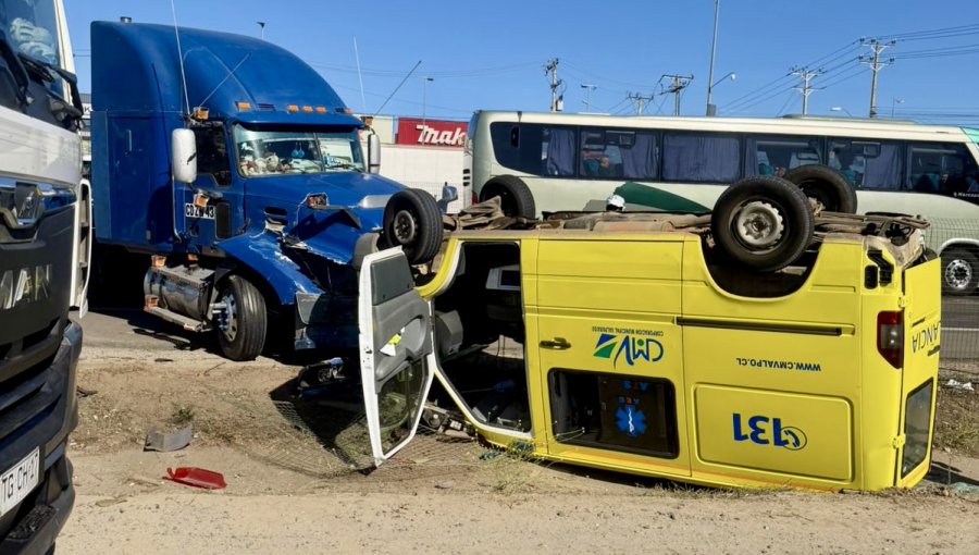 Violenta colisión entre camión y ambulancia deja un lesionado en ruta 68 de Valparaíso