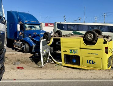Violenta colisión entre camión y ambulancia deja cuatro lesionados en ruta 68 de Valparaíso