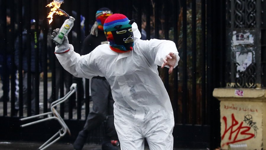 Detienen a dos estudiantes del INBA por lanzar artefactos incendiarios contra Carabineros