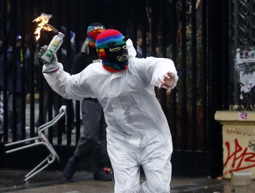 Detienen a dos estudiantes del INBA por lanzar artefactos incendiarios contra Carabineros