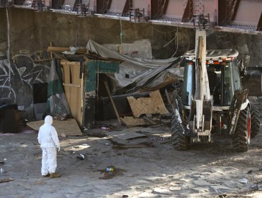 Tenso operativo en el Mapocho: quema de carpa y amenazas marcan desalojo de rucos en Santiago y Providencia