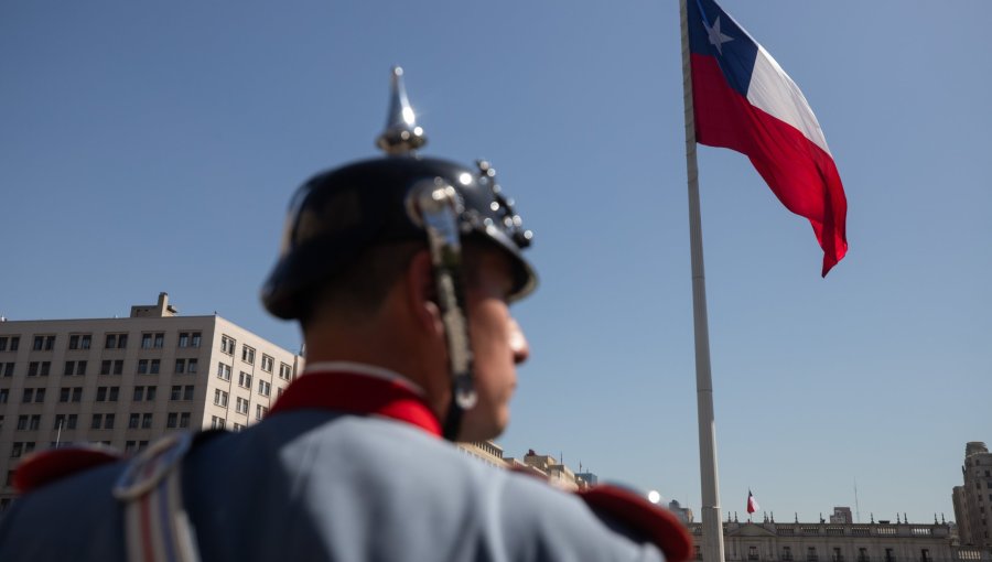 FACH da inicio al Mes del Aire y del Espacio con izamiento de la Gran Bandera Nacional