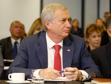 Kast da por cerrada polémica del cable chino, pero defiende al embajador de EE.UU. y apunta contra el Gobierno