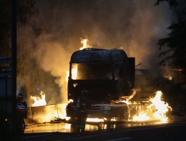 Camión cargado con madera se incendió en la Autopista Central de San Miguel