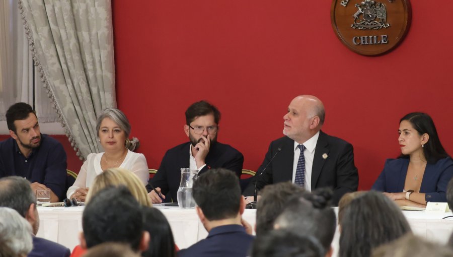 Gobierno desdramatiza descuelgues en cónclave oficialista realizado en La Moneda