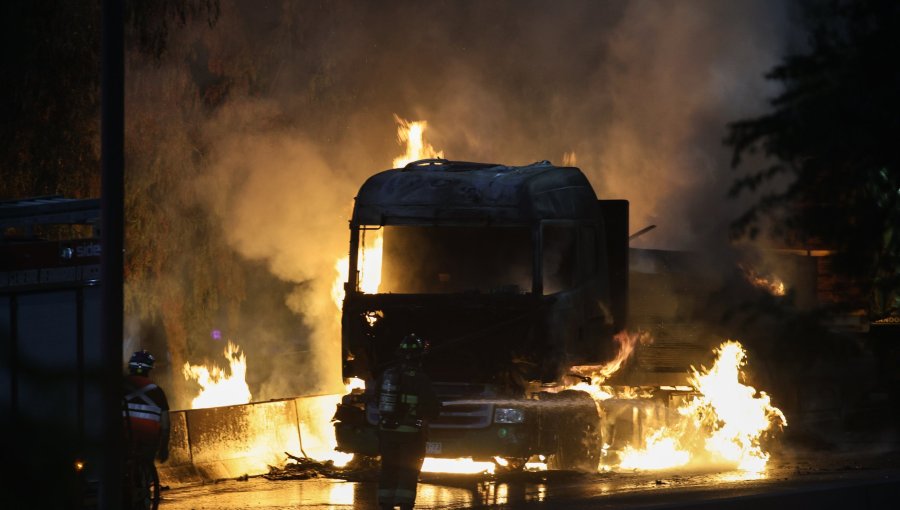 Camión cargado con madera se incendió en la Autopista Central de San Miguel