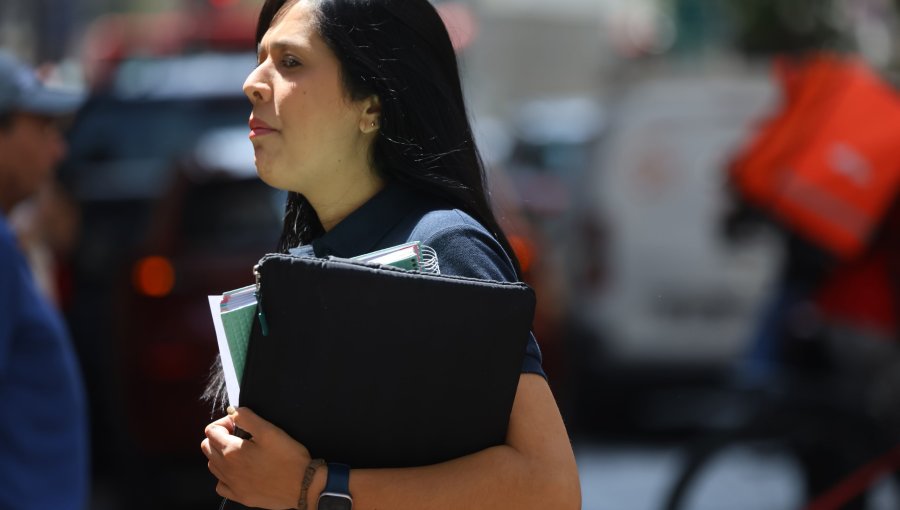 Mujeres ganan 16,9% menos que los hombres en Chile, según informe de Buk