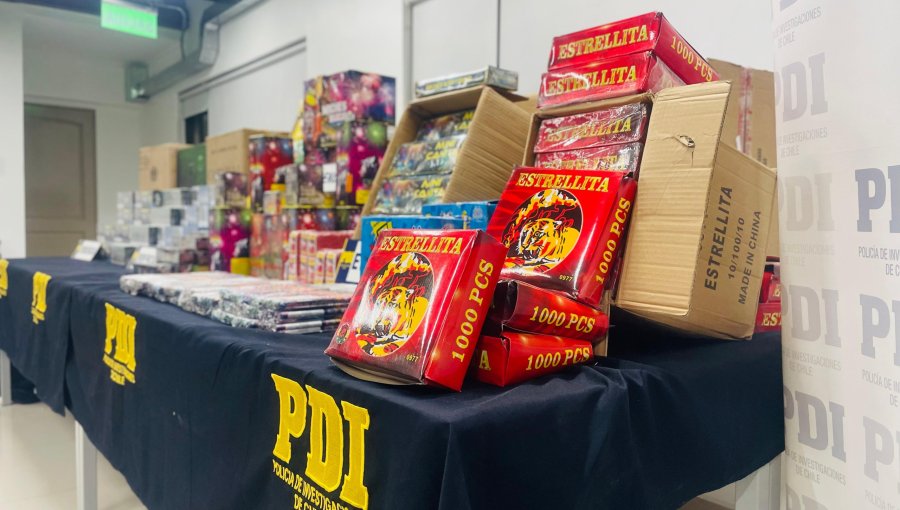 PDI incauta 40 mil fuegos artificiales y 15 mil cajas de cigarrillos de contrabando en La Pintana