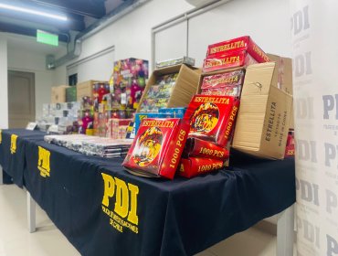 PDI incauta 40 mil fuegos artificiales y 15 mil cajas de cigarrillos de contrabando en La Pintana