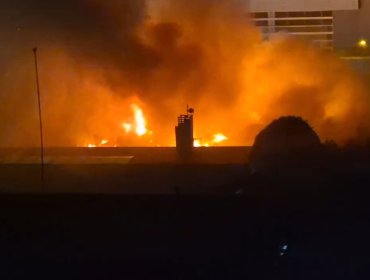 Incendio de gran magnitud afecta locales comerciales en pleno centro de Viña del Mar