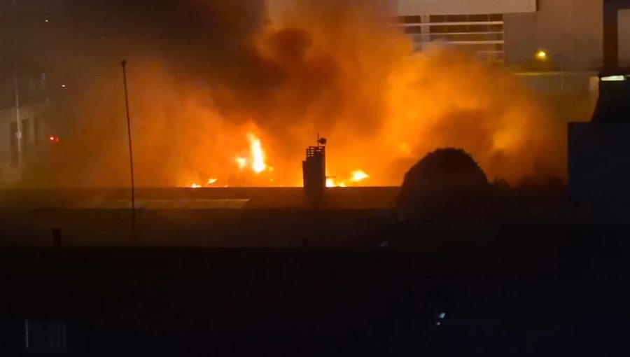 Incendio de gran magnitud afecta locales comerciales en pleno centro de Viña del Mar