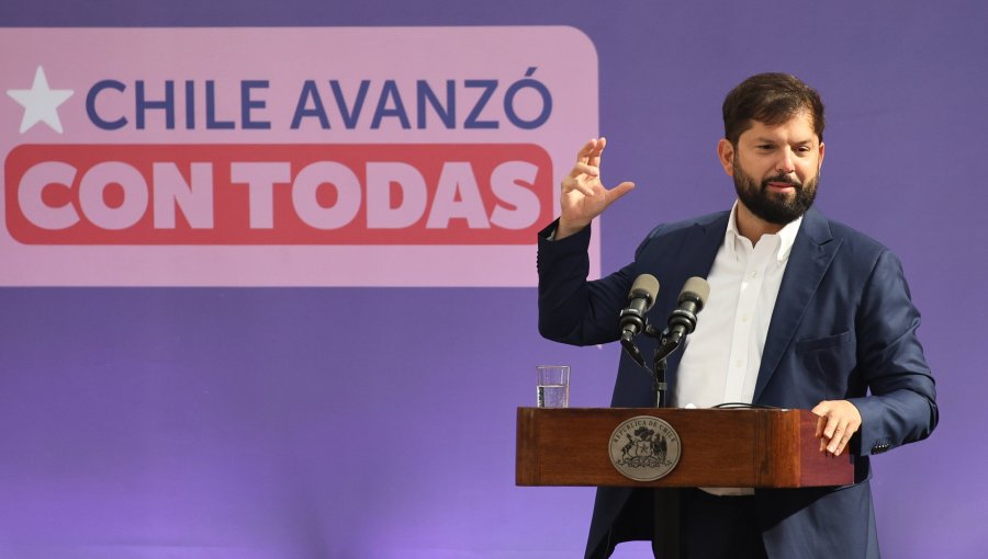 Presidente Boric marca su último 8M en La Moneda y destaca avances en género: “La equidad también exige que los hombres pierdan privilegios”