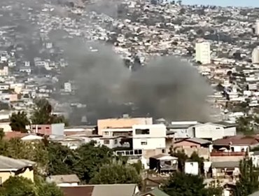 Fuego en vivienda movilizó a cinco unidades de Bomberos en el cerro Ramaditas