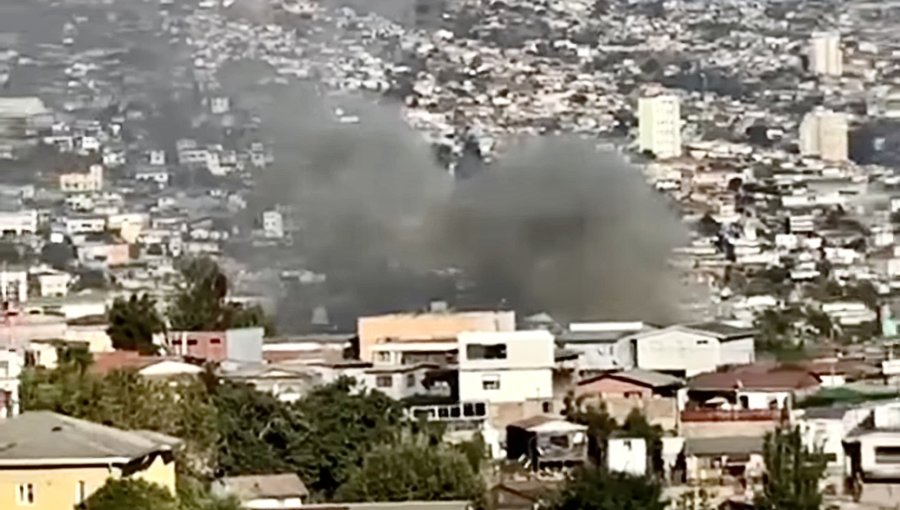 Fuego en vivienda movilizó a cinco unidades de Bomberos en el cerro Ramaditas
