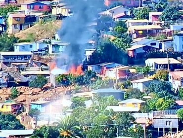 Incendio deja una casa completamente envuelta en llamas en sector alto de Viña