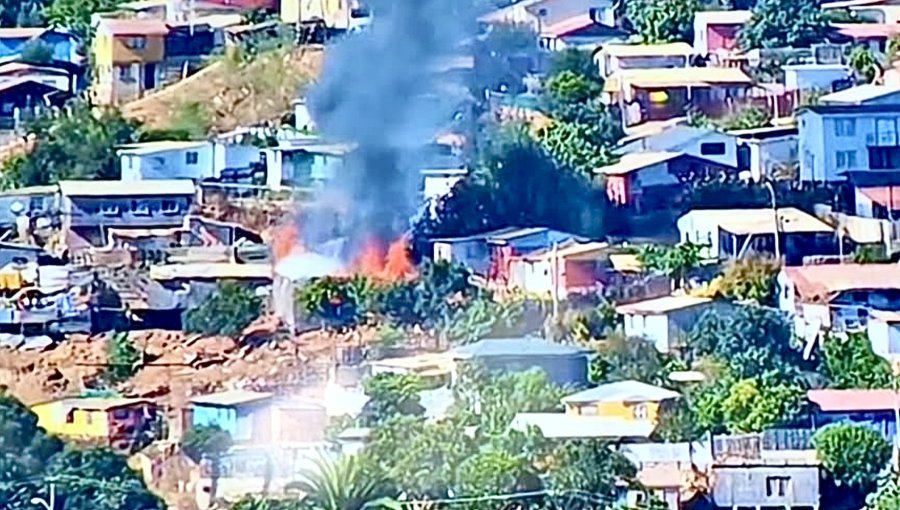Incendio dejó dos casas completamente envueltas en llamas en sector alto de Viña
