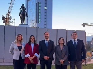 Baquedano vuelve a su plaza tras cinco años: Providencia celebra el retorno del monumento retirado por el estallido social