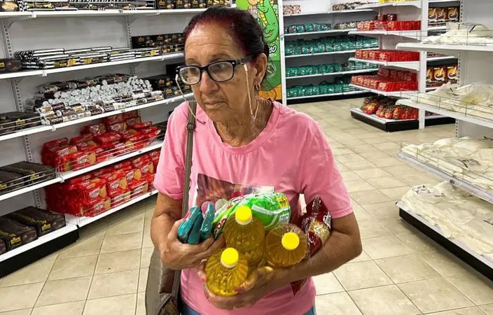 Cómo la apertura de tiendas privadas de alimentos en Cuba destapó una desigualdad "invisible"