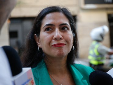 Hallazgo de cadáver frente a su casa remece a alcaldesa de Quinta Normal: Karina Delfino pide aclarar el “motor del crimen”