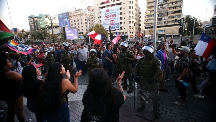 Carabinero resultó con lesiones en una de sus piernas tras ataque con elementos contundentes de turba en la Alameda
