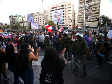 Carabinero resultó con lesiones en una de sus piernas tras ataque con elementos contundentes de turba en la Alameda