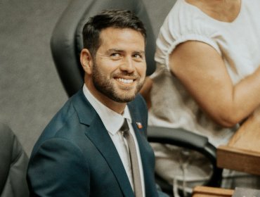 Diego Ibáñez asume como senador y fija como su prioridad proteger los derechos sociales