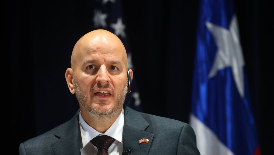 Embajador de EE. UU. tras ceremonia de cambio de mando asegura que "yo creo que el cable chino ya se acabó"