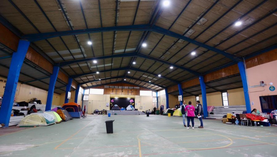 Tres colegios de Penco debieron postergar el inicio de su año escolar: aún son utilizados como albergue tras incendios forestales