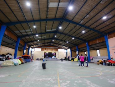 Tres colegios de Penco debieron postergar el inicio de su año escolar: aún son utilizados como albergue tras incendios forestales