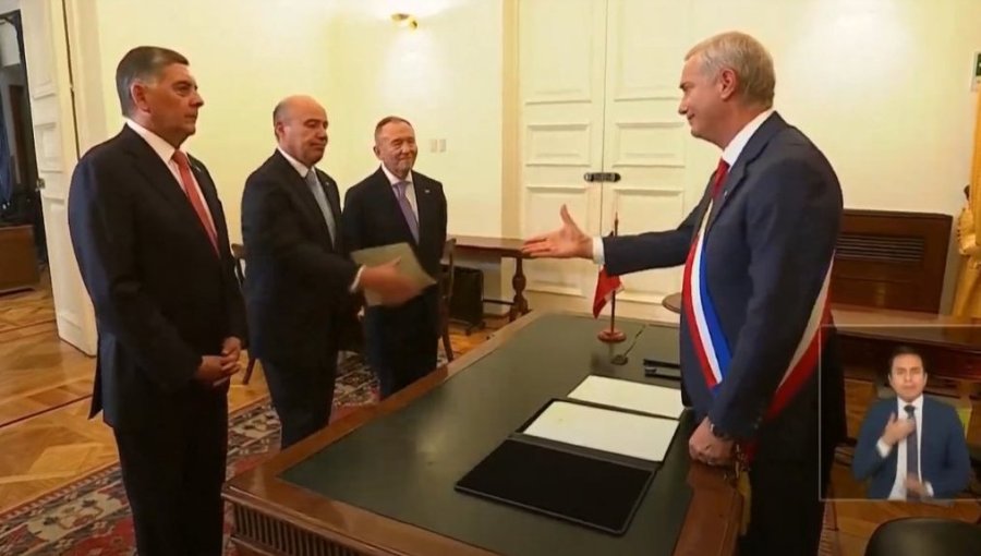 Presidente Kast firma los primeros decretos de su Gobierno con foco en seguridad, frontera, reconstrucción y las arcas públicas