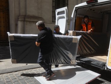 Un colchón, almohadas y veladores: Trasladan muebles del Presidente Kast para su estadía en La Moneda