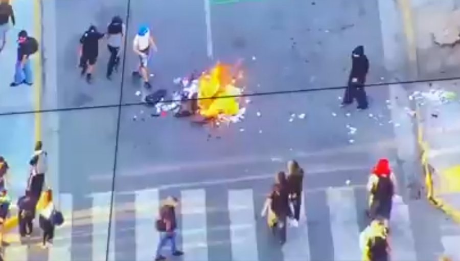 Primeras protestas bajo el gobierno de Kast: Manifestantes lanzaron piedras a carabineros e instalaron barricadas en la plaza Italia
