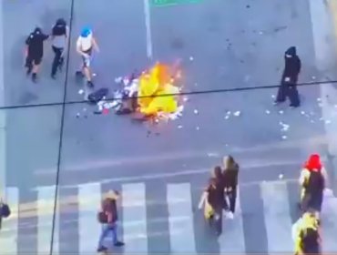 Primeras protestas bajo el gobierno de Kast: Manifestantes lanzaron piedras a carabineros e instalaron barricadas en la plaza Italia