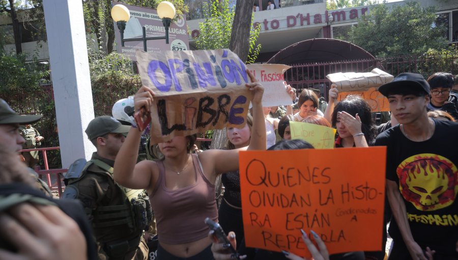 Jóvenes se manifestaron en las afueras del liceo Augusto D’Halmar de Ñuñoa previo a visita del Presidente Kast