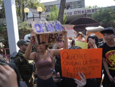 Jóvenes se manifestaron en las afueras del liceo Augusto D’Halmar de Ñuñoa previo a visita del Presidente Kast
