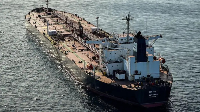 EE.UU. autoriza la compra temporal de petróleo ruso sancionado para hacer frente a la subida de precios por la guerra en Irán