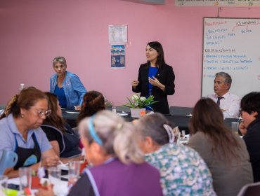 Ministra de la Mujer puso el foco en reconstrucción y empleo durante visita a mujeres del campamento Manuel Bustos de Viña