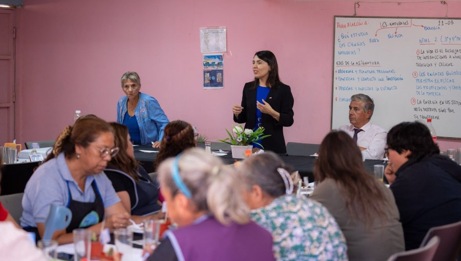 Ministra de la Mujer puso el foco en reconstrucción y empleo durante visita a mujeres del campamento Manuel Bustos de Viña