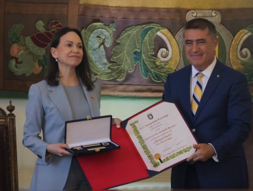 Mario Desbordes entrega las llaves de Santiago a María Corina Machado y la declara "Huésped Ilustre"